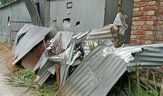 পীরগাছায় সালিশি বৈঠকে রায় বিপক্ষে দেওয়ায় বাড়িতে হামলা, লুটপাট
