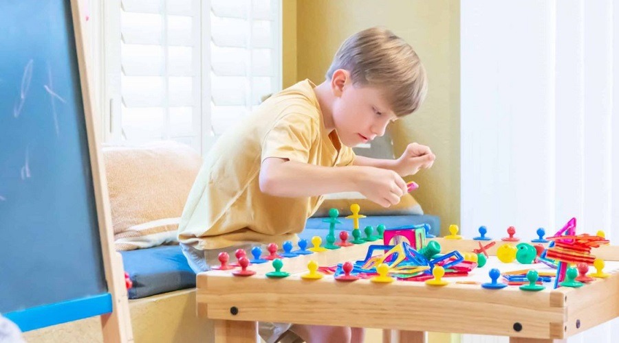 শিশুর সৃজনশীলতা বাড়াতে তাকে একা থাকতে দিন