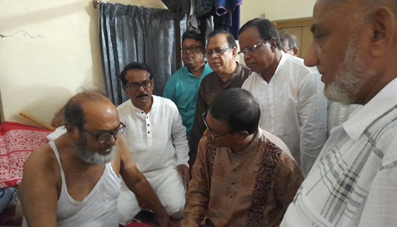 কালীগঞ্জে অসুস্থ বিএনপি নেতা দেখতে জেলা বিএনপির নেতৃবৃন্দ