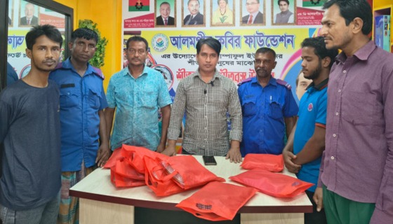 গ্রাম পুলিশদের প্যান্ট দিলেন আলমগীর কবির