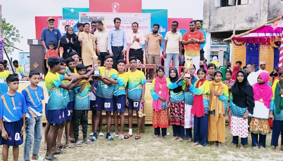 দেয়াল ভাঙার গল্প: নোনা মাটির চর গাবুরার মাঠে মেয়েদের নীরব বিপ্লব