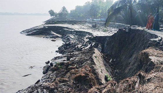 খুলনার ঝপঝপিয়া নদী ভাঙন : আতঙ্কে ছয় গ্রামের মানুষ