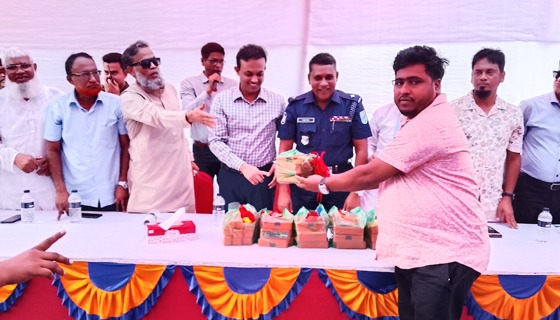 গজারিয়ায় চুরি ও ডাকাতি প্রতিরোধে সভা ও স্বেচ্ছাসেবক রক্ষীদের টর্চলাইট ও বাঁশি বিতরণ