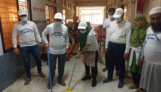 শৈলকুপা স্বাস্থ্য কমপ্লেক্স পরিস্কার করলেন কলেজ শিক্ষিকা