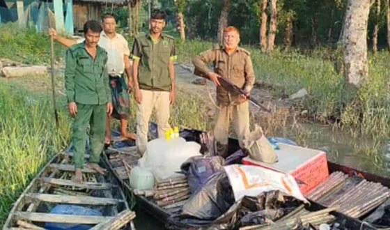 সুন্দরবনে বিষ প্রয়োগে মাছ ধরার অভিযোগে ৩ টি নৌকা জব্দ