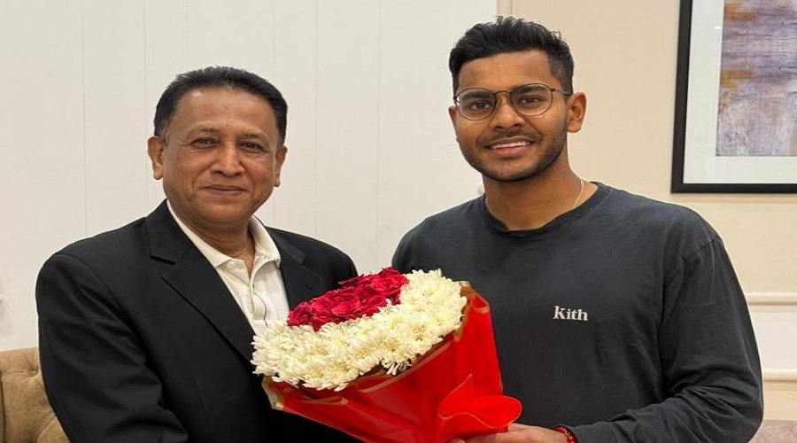 রাতেই দেশে এলেন সামিত সোম