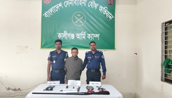 সাতক্ষীরায় অস্ত্রসহ সুন্দরবনের ত্রাস সাইফুল আটক