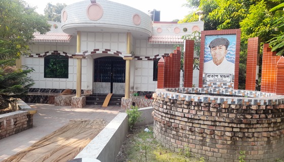চিতলমারীতে বাড়ির অঙিনায় সমাধি সৌধ নির্মান করলেন অ্যাড. প্রতাব মণ্ডল