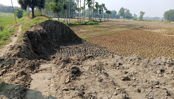 রায়গঞ্জে সরকারি খালের পাড়ের মাটি কেটে নিল দূর্বৃত্তরা