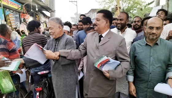 কালিগঞ্জে ৩১ দফার লিফলেট বিতরণ করলেন ডা. শহিদুল আলম