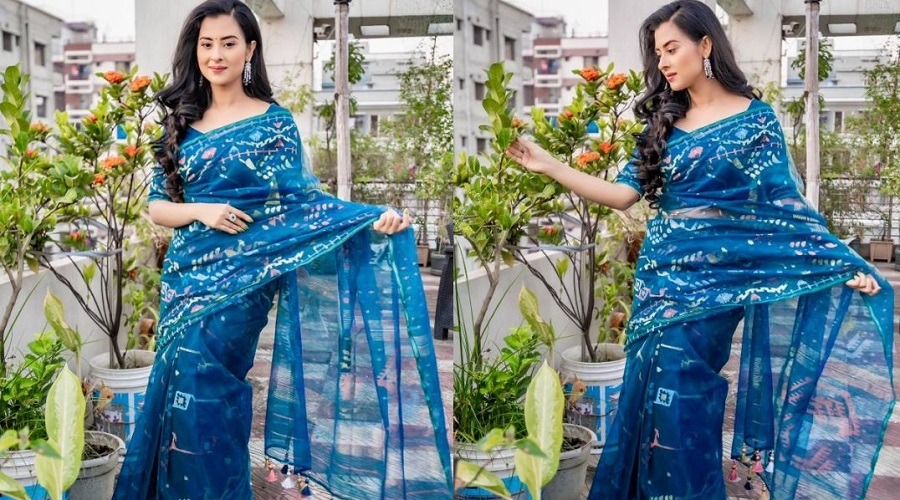 শাড়িতে স্নিগ্ধতা ছড়ালেন বুবলী