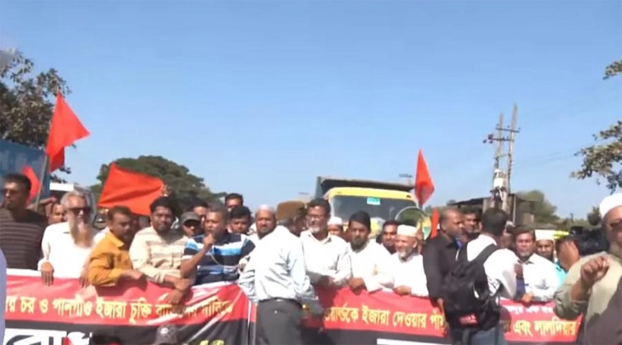 চট্টগ্রাম বন্দরের তিন প্রবেশমুখে অবরোধ, ইজারা বাতিলের দাবিতে শ্রমিকদের বিক্ষোভ