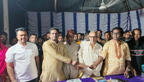 বাঘায় বিএনপি ও ছাত্রদল নেতার পূজা মন্ডব পরিদর্শন ও অনুদান প্রদান