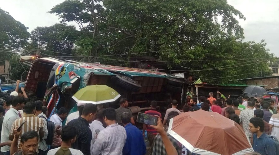 বাস উল্টে ঢুকে গেলো দোকানে, দুই নারীসহ ৩জনের প্রাণ গেল