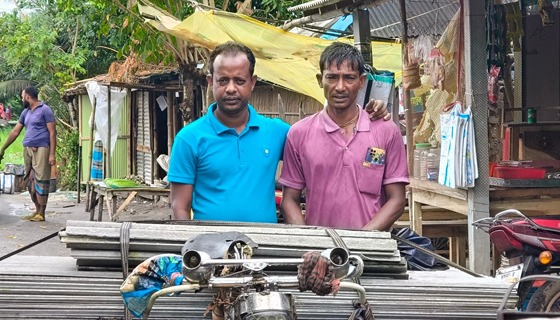 কয়রায় আগুনে পুড়ে যাওয়া ঘর মেরামতে বিএনপি নেতার টিন প্রদান