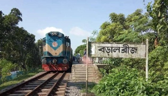 মেয়েকে ট্রেন থেকে নামাতে গিয়ে মায়ের হাত বিচ্ছিন্ন