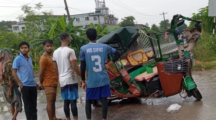 গাজীপুরে ট্রাকেরচাপায় অটোরিকশা:  নিহত ২, আহত ৩