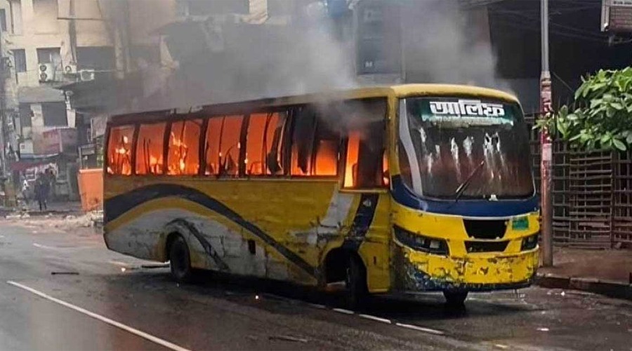 রাজধানীতে যাত্রীবাহী বাসে আগুন, গুলি