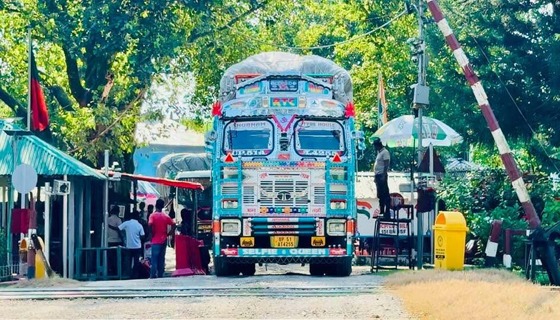 দূর্গোৎসব এর ছুটি শেষে হিলি স্থলবন্দর দিয়ে আমদানি-রপ্তানি শুরু