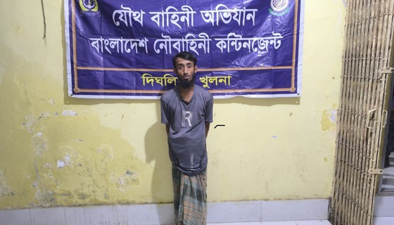 নৌবাহিনীর অভিযানে দিঘলিয়ায় মাদক ব্যবসায়ী গ্রেফতার