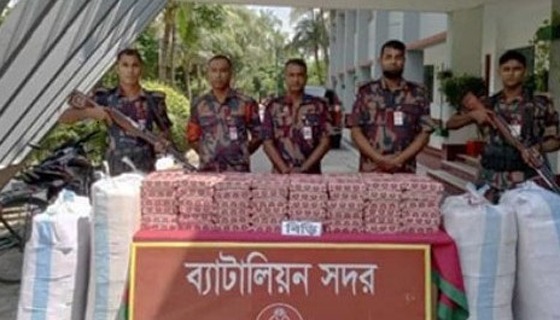 দৌলতপুরে ইয়াবা, মোটর সাইকেল ও নকল বিড়িসহ আটক ৩