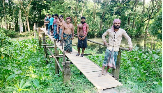 ১০ গ্রামের মানুষের ভরসা ঝুঁকিপূর্ণ কাঠের সাঁকো