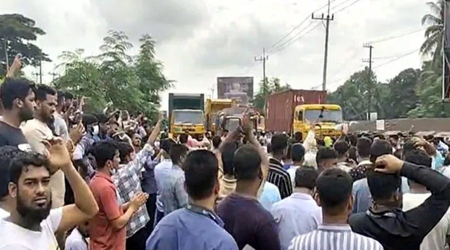 চাকরিচ্যুতদের ঢাকা-চট্টগ্রাম মহাসড়ক অবরোধ