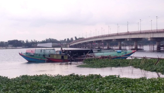 কুলিয়ারচরে মানিকদি ব্রিজের এপাশে ওপাশে ষ্টীলবডি নৌকায় বালি আনলোড
