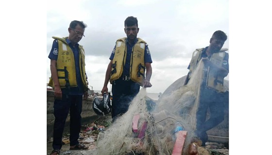 চাঁদপুরে সাড়ে ৩ লাখ মিটার কারেন্ট জাল পুড়িয়ে ধ্বংস