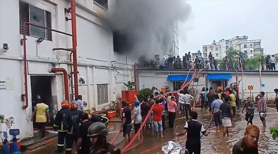 ৭ ইউনিটের চেষ্টায় আশুলিয়া পোশাক কারখানার আগুন নিয়ন্ত্রণে