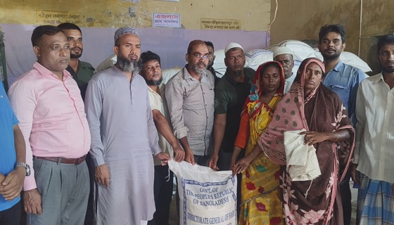 বাবুগঞ্জে নিবন্ধিত জেলেদের মাঝে ভিজিএফ চাল বিতরণ
