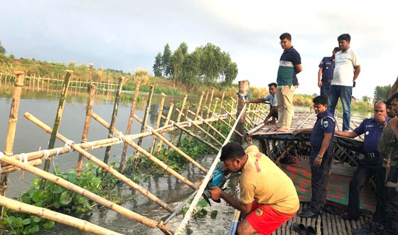 চাটমোহরে দুইটি সোঁতিবাঁধ অপসারণ করলেন ইউএনও