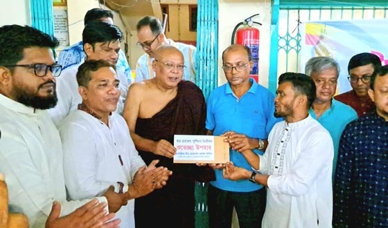 বৌদ্ধ সম্প্রদায়ের প্রবারণা পূর্ণিমায় মীর হেলালের আর্থিক অনুদান