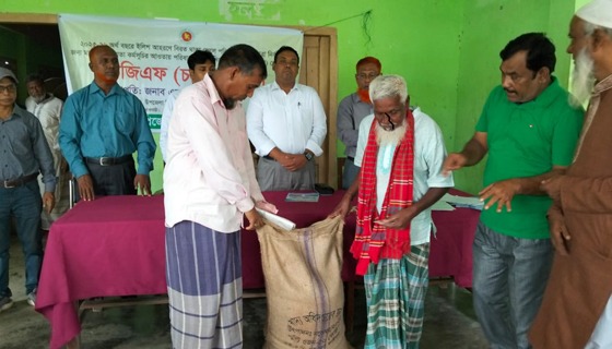 পাংশায় পদ্মাপাড়ের জেলেদের মাঝে চাল বিতরণ