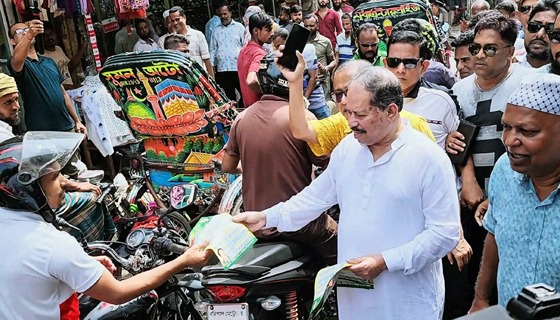 বিএনপির চেয়ারপারসনের উপদেষ্টার লিফলেট বিতরণ