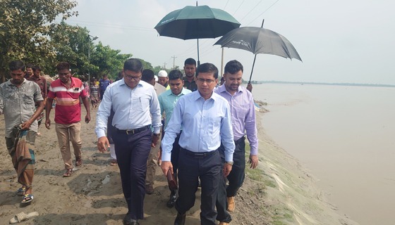 দু’দিনেও দাকোপের বাঁধ আটকানো সম্ভব হয়নি