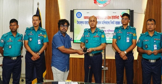 রাজশাহীতে মোবাইল ফোন উদ্ধার করে মালিকদের কাছে হস্তান্তর