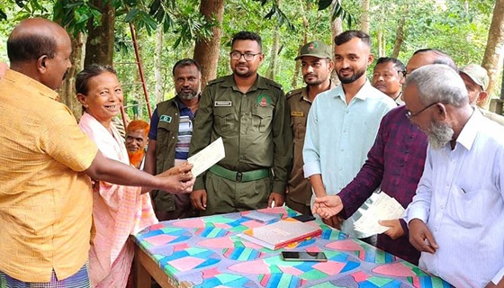 শেরপুরে বন্যহাতির আক্রমণে ক্ষতিগ্রস্তদের মধ্যে চেক বিতরণ