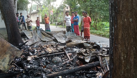 মোল্লাহাটে চাঁদার দাবিতে পল্লী চিকিৎসকেরওষুধের দোকানে অগ্নিসংযোগ