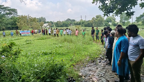 লৌহজংয়ে স্কুলের রাস্তায় জলাবদ্ধতা প্রতিবাদে এলাকাবাসীর মানববন্ধন