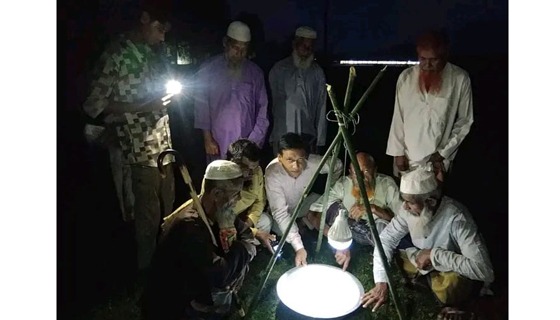 হোসেনপুরে কৃষিতে পোকা দমনের সহজ পদ্ধতি আলোক ফাঁদ