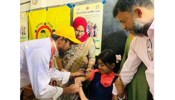 বড়াইগ্রামে টাইফয়েডের টিকা দান কর্মসূচির উদ্বোধন