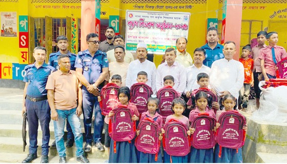 কলারোয়ায় শিক্ষার্থীদের মাঝে ১৮০ স্কুল ব্যাগ বিতরণ