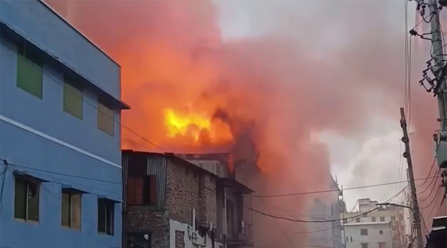 মিরপুরে কেমিক্যাল গোডাউনের আগুন নিয়ন্ত্রণে আসেনি, নিহত ১৬