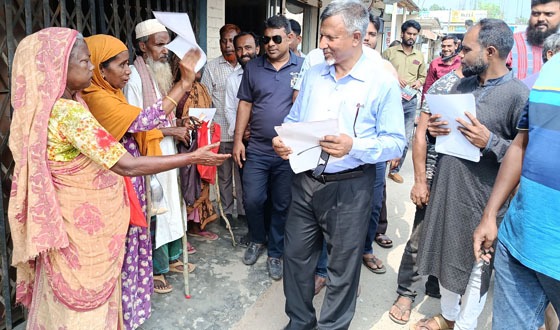 কালাইয়ে বিভিন্ন এলাকায় ৩১ দফার লিফলেট বিতরণ করেন সাবেক ডিসি বারী