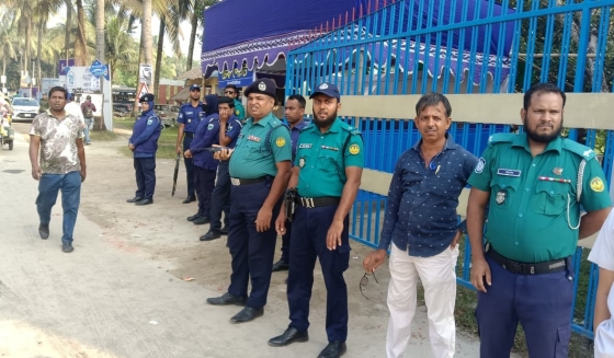 রাবির প্রবেশপথে কঠোর নিরাপত্তা, ঢুকতে পারছে না বহিরাগত