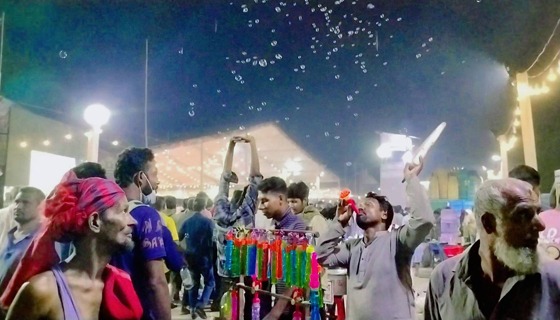 ছেউড়িয়া মাজার প্রাঙ্গনে বাউল-ফকির আর দর্শনার্থীদের পদচারনায় মুখর