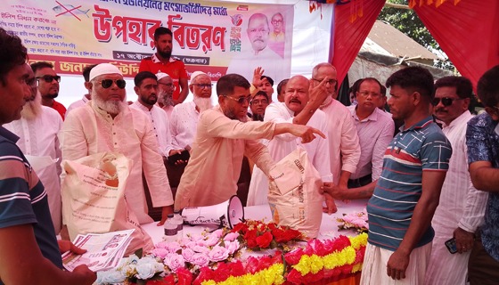 ইলিশ নিধন করবো না শ্লোগানে, জেলেদের মধ্যে উপহার বিতরণ