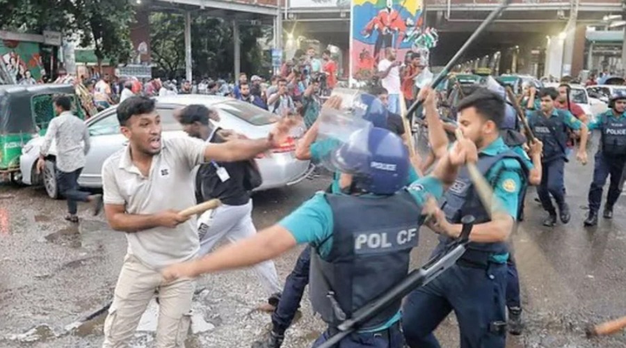 পুলিশের লাঠিচার্জে জুলাই যোদ্ধারা সংসদ ভবন ছাড়লেন