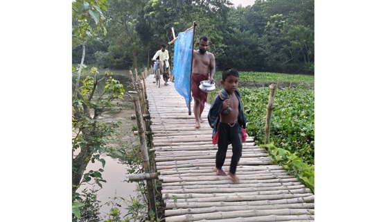 কালীগঞ্জসহ ৩ উপজেলার মানুষের ভরসা বাশের সাকো